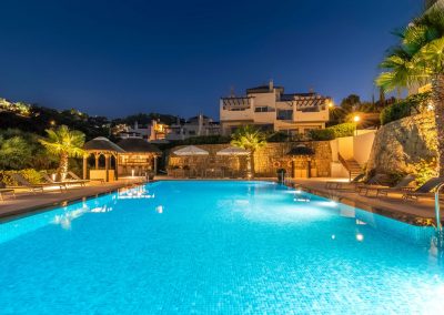 The Oakhill- swiming pool and bar- apartment for sale in Marbella