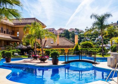 Aloha Hill Club - communal pool- apartment for sale in Marbella
